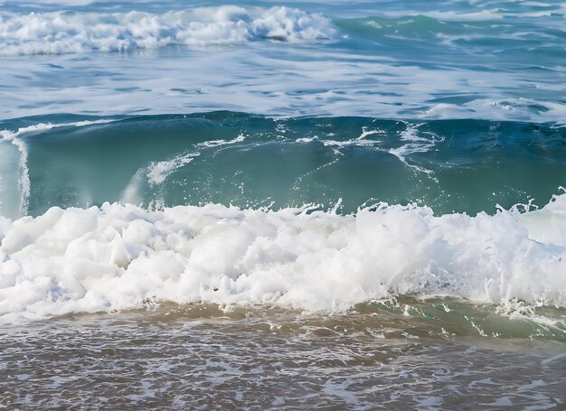 Fale Rozbijające Się Na Plaży Koncepcja Podróży Letniej Tło I Tekstury