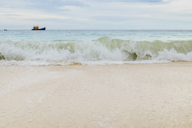 Fale rozbijające się na plaży