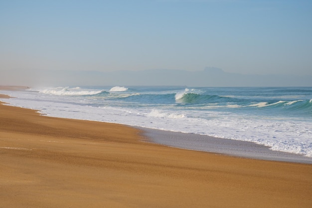 Fale rozbijające się o brzeg Biarritz