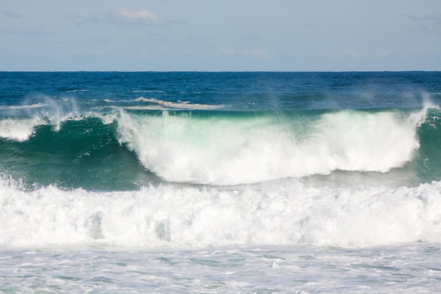 Fale rozbijające się o plażę leblon w rio de Janeiro