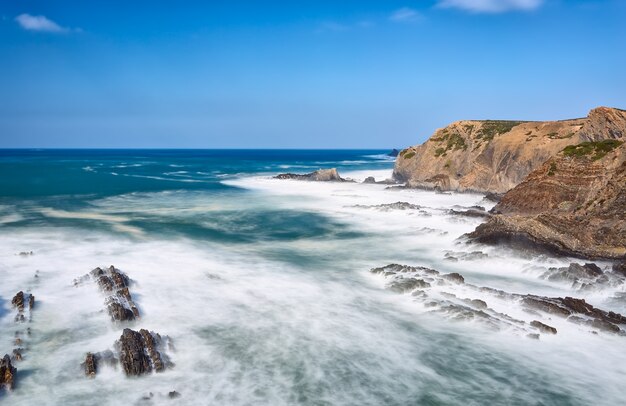 Fale Seascape Erodują Wybrzeże. Portugalia. Algarve.