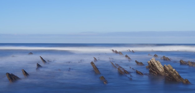 Fale we fliszu Zumaia Flisz na Morzu Kantabryjskim u wybrzeży Euskadi