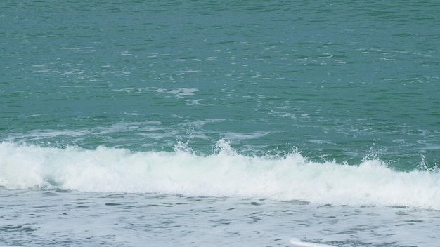 Fale z pianką morską pękające na plaży ocean wielka niebieska fala morze w czasie rzeczywistym