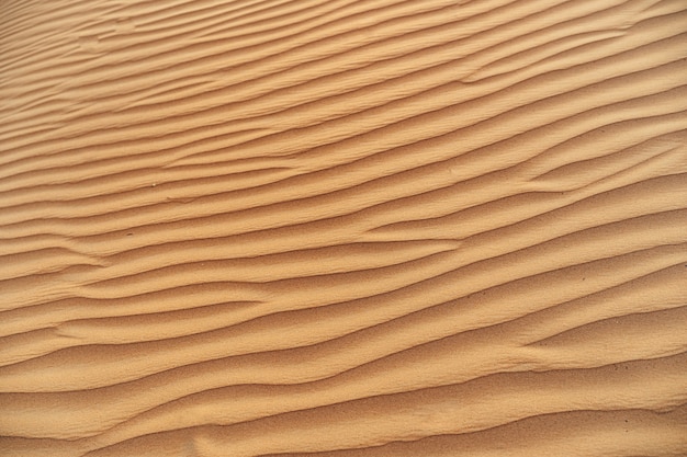 Faliste tekstury piasku na pustyni w dubaju z bliska