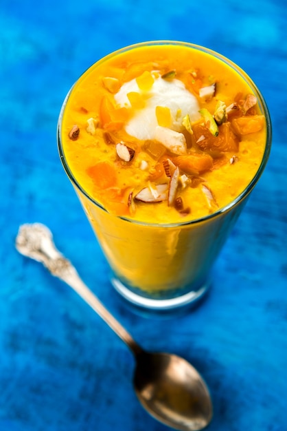 Falooda lub Faluda to popularny indyjski deser - o smaku truskawkowym i mango, który zawiera lody, makaron, słodkie nasiona bazylii i orzechy, selektywne skupienie