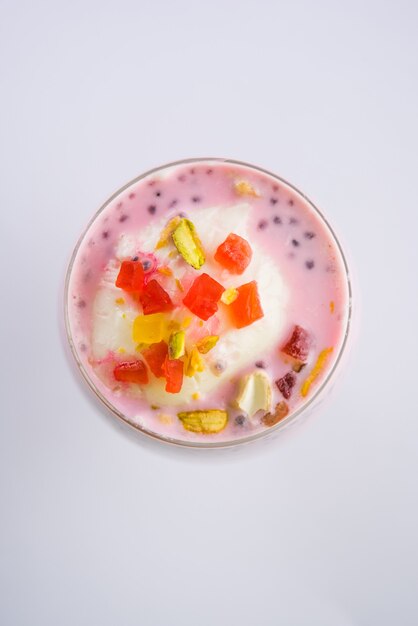 Falooda lub Faluda to popularny indyjski deser - o smaku truskawkowym i mango, który zawiera lody, makaron, słodkie nasiona bazylii i orzechy, selektywne skupienie