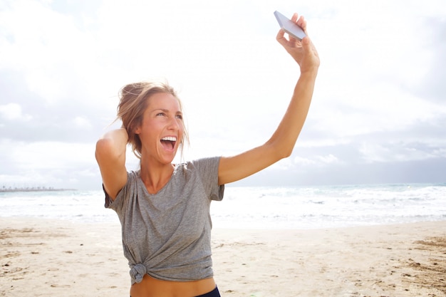 Fałszywa Młoda Kobieta Bierze Selfie Z Telefonem Komórkowym Przy Plażą