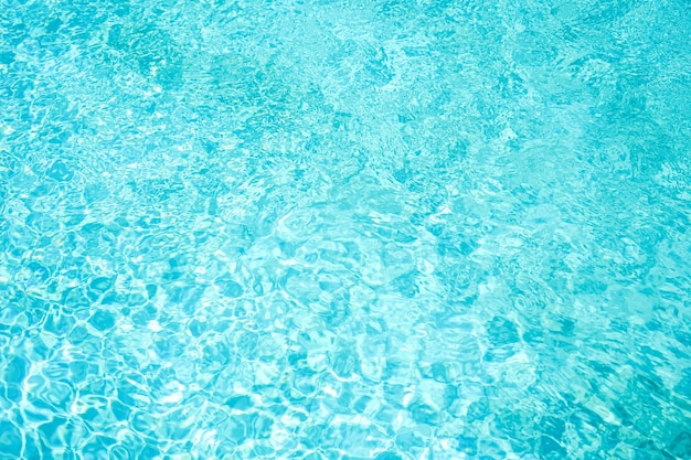 Falująca, niebieska woda w tle basenu