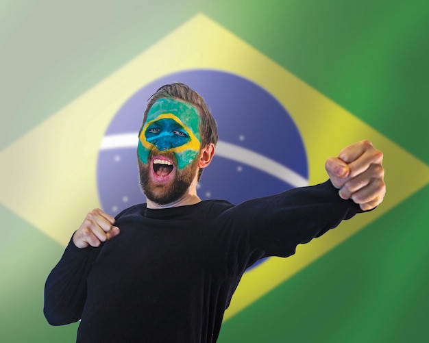 Zdjęcie fani brazylijskiej drużyny piłkarskiej świętują zwycięstwo w meczu podczas mistrzostw świata szczęśliwy kibic