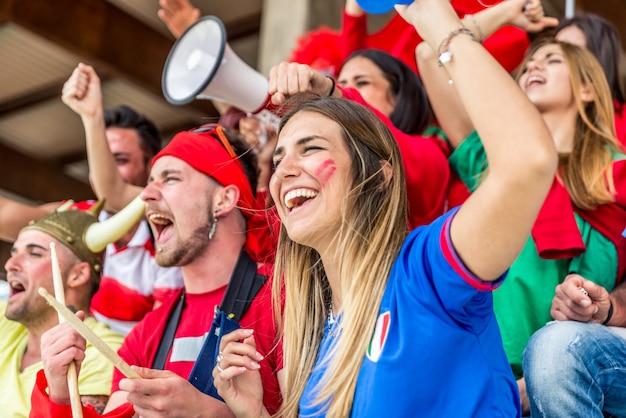 Fani piłki nożnej na stadionie