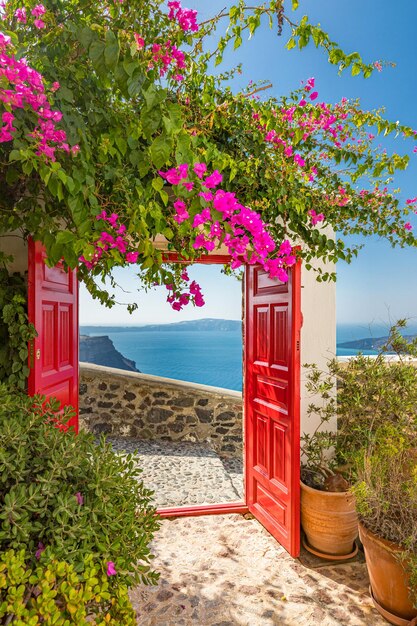 Fantastyczne tło podróży, krajobraz miejski Santorini. Czerwone drzwi bramy schody biała architektura