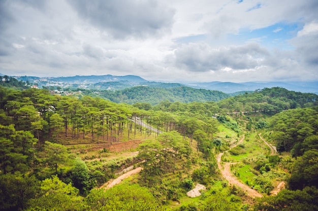 Fantastyczny Krajobraz Gór Dalat, Wietnam, świeża Atmosfera, Willa Wśród Lasów, Imponujący Kształt Wzgórza I Góry Z Wysokiego Widoku, Cudowne Wakacje Dla Ekoturystyki Wiosną