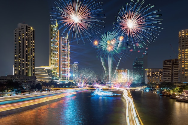 Fantastyczny Multicolor Fajerwerków Eksplodujących Nad Rzeką Bangkok Cityscape Dla Celebrat