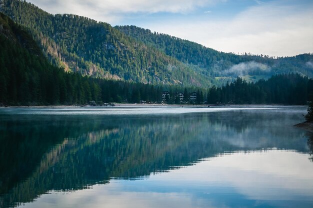 Fantastyczny widok na jezioro Braies w Trentino