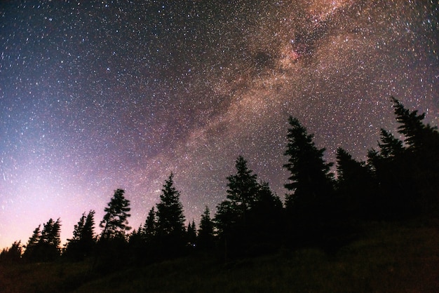 Fantastyczny Zimowy Deszcz Meteorów I Ośnieżone Góry.