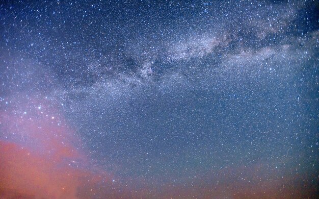 Fantastyczny Zimowy Deszcz Meteorów I Ośnieżone Góry.