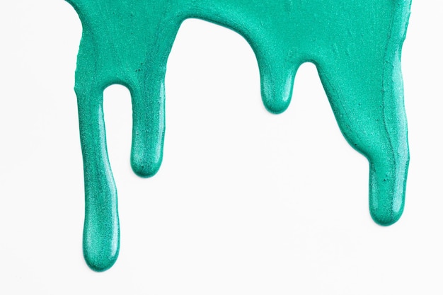 Farba akrylowa plama chaotycznego pociągnięcia pędzlem płynąca na tle białej księgi Kreatywna płynna sztuka w kolorze zielonym