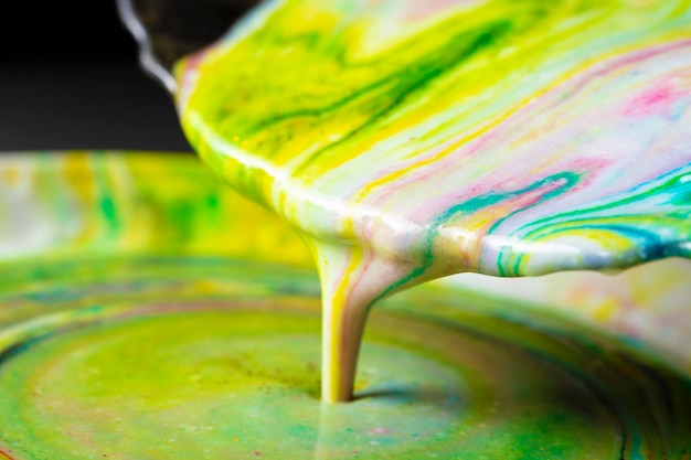 Farba akrylowa wylewa się z płyty Proces kreatywności