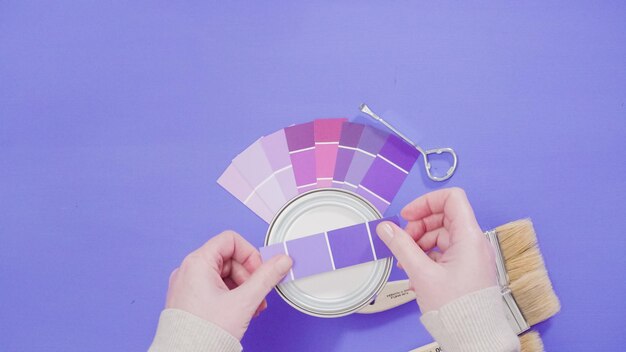 Farba metalowa może z fioletową farbą i innymi narzędziami do malowania do projektu majsterkowania.