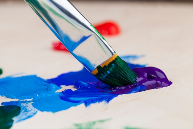 Farby Olejne I Inne Z Pędzlami Dla Kreatywności, Twórczy Proces Rysowania Poprzez Mieszanie Różnych Kolorów Farb Pędzlami Artystycznymi, Pędzlami Artystycznymi I Farbami Do Malowania Obrazów