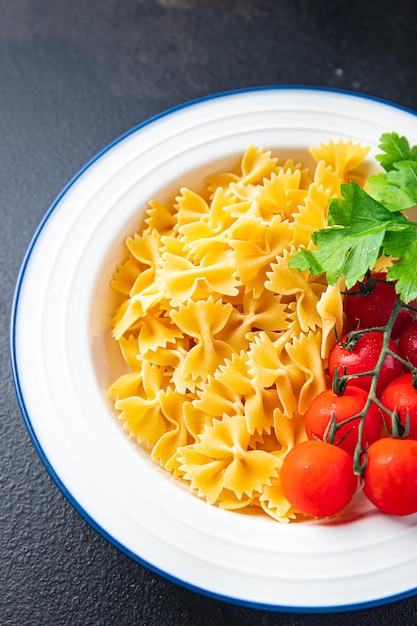 farfalle surowy makaron składnik gotowania włoski posiłek jedzenie przekąska na stole kopia przestrzeń jedzenie