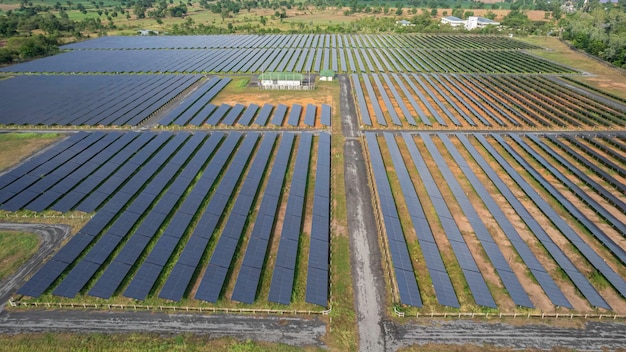 Farma słoneczna z widoku dronaTechnologia zielonej energii