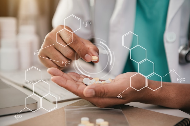Zdjęcie farmaceuci lub lekarze wieczorem studiują informacje o tabletkach na sali operacyjnej.