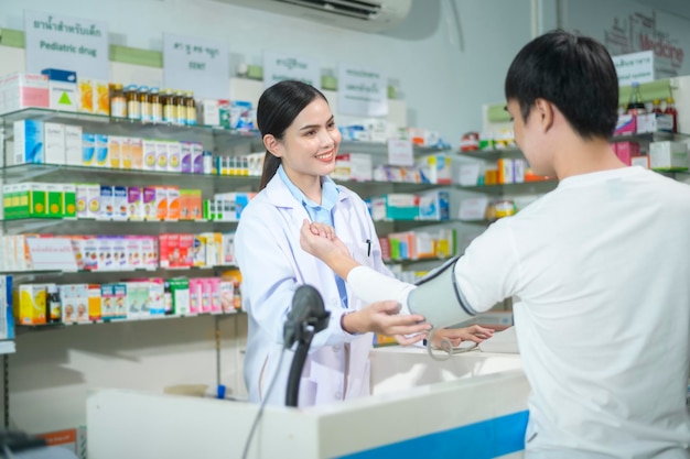 Farmaceuta Doradzająca Klientowi W Zakresie Zażywania Leków W Nowoczesnej Aptece