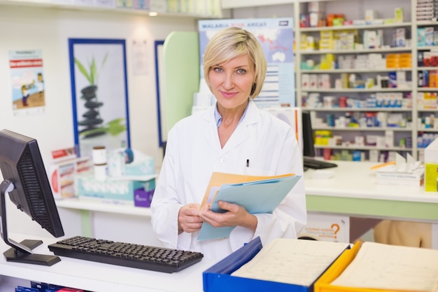 Farmaceuta segreguje dokumenty