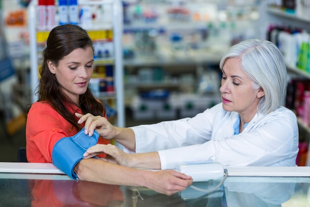 Farmaceuta sprawdza ciśnienie krwi klienta