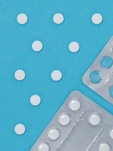 Farmaceutyczny wzór opieki zdrowotnej pigułki srebrny antybiotyk na niebieskim widoku z góry w pionie Środki medyczne i lecznicze do zapobiegania i terapii