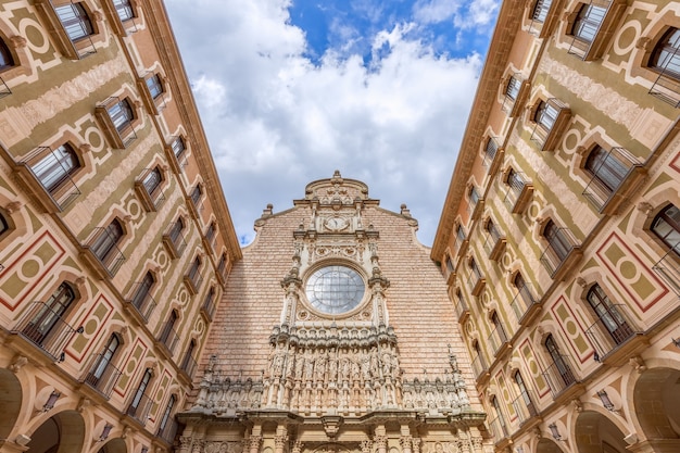 Fasada Bazyliki Opactwa Benedyktynów W Montserrat Santa Maria De Montserrat W Katalonii, Hiszpania.