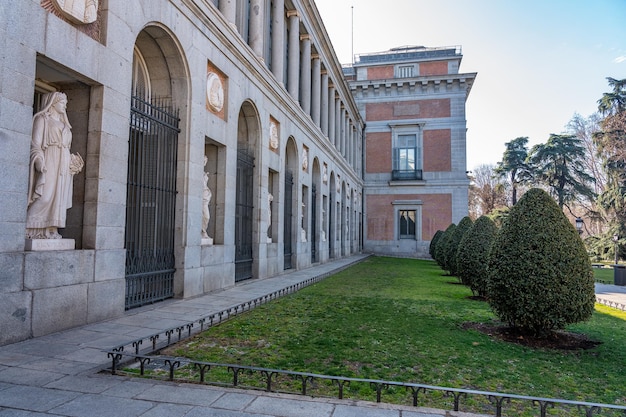 Fasada boczna ogromnego budynku, w którym mieści się Muzeum Prado w Madrycie w Hiszpanii