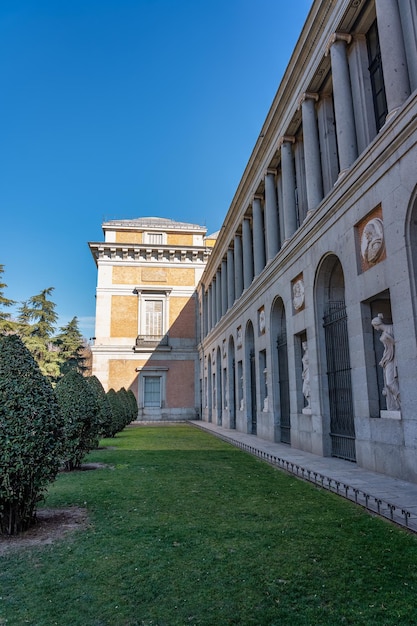 Fasada boczna ogromnego budynku, w którym mieści się Muzeum Prado w Madrycie w Hiszpanii