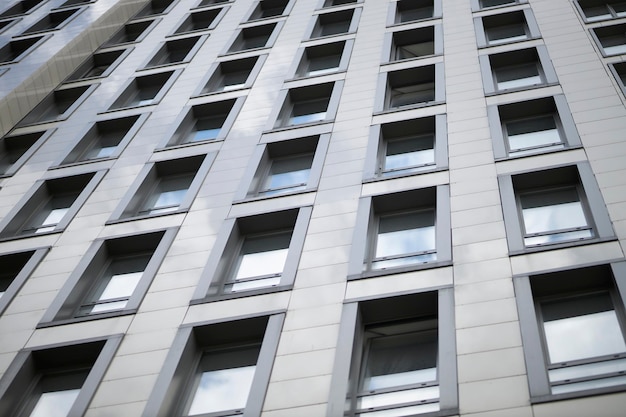 Fasada budynku biurowego Biurowiec z systemem Windows na tle Wiele zamkniętych okien