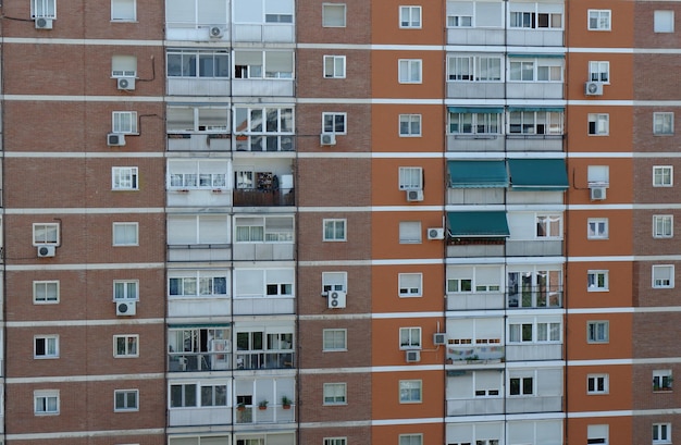 Fasada budynku mieszkalnego w biednej dzielnicy Madrytu w Hiszpanii
