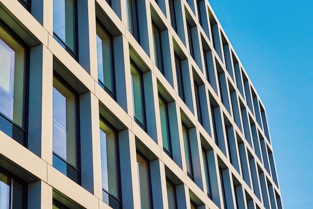 Fasada budynku z geometrycznym wzorem nowoczesna architektura budynek mieszkalny w europie city