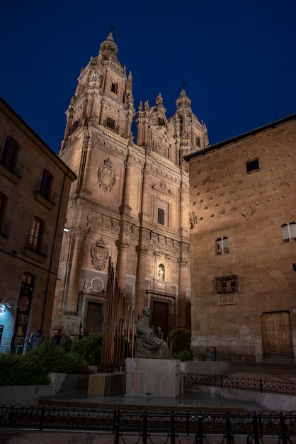 Fasada Casa de las Conchas w Salamance nocą Hiszpania