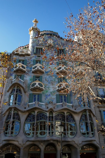 Fasada domu z kości Casa Battlo zaprojektowanego przez Antoniego Gaudiego Barcelona
