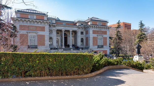 Fasada dostępu do wnętrza Muzeum Prado w turystycznym mieście Madryt, Hiszpania