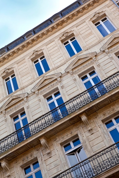 Fasada eleganckiego budynku w Bordeaux we Francji