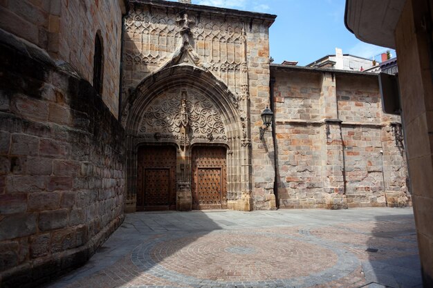 Fasada i bramy Stare drewniane boczne drzwi katedry w Santiago w Hiszpanii Bilbao