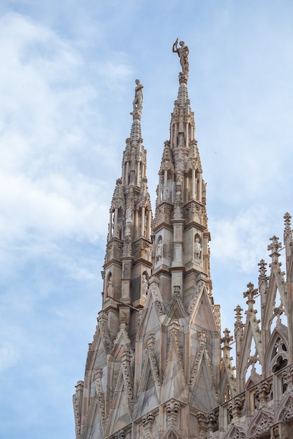 Fasada katedry w Mediolanie. Katedra w Mediolanie to trzeci co do wielkości kościół na świecie. Architektura.