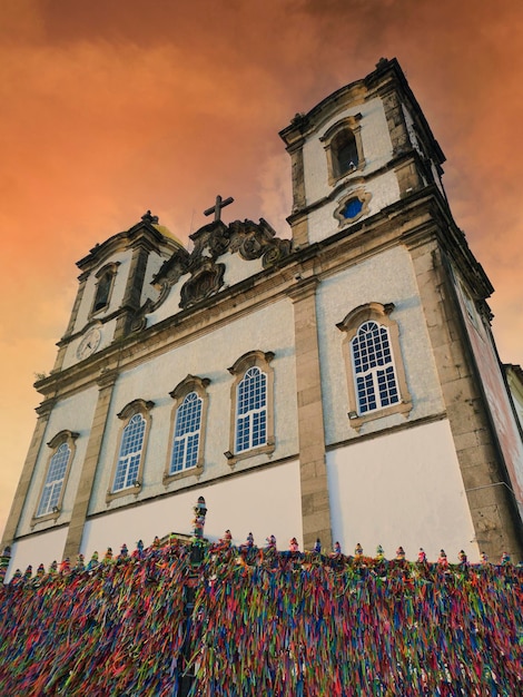 Fasada kościoła Bonfim z kolorowymi wstążkami na siatce