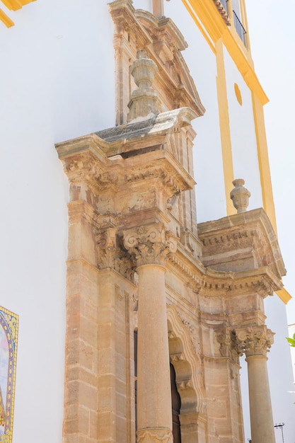 fasada kościoła z żółtym wykończeniem w Marbella, Andaluzja Hiszpania