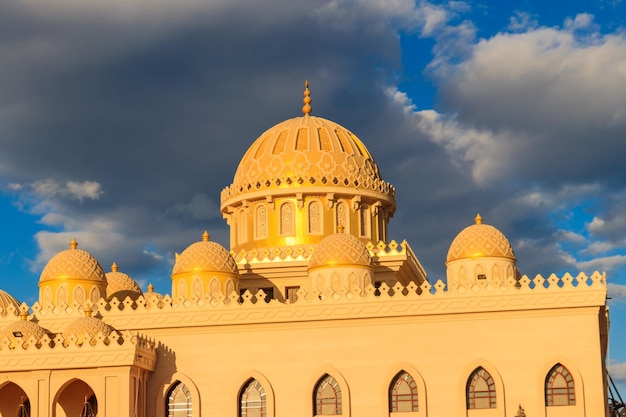 Fasada meczetu El Mina Masjid w Hurghadzie w Egipcie