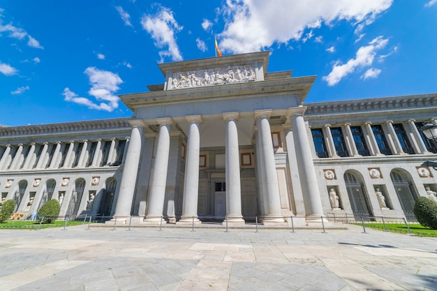 fasada Muzeum Prado, chodnik z klasycznymi rzeźbami w kamieniu, galeria sztuki starożytnej w Hiszpanii, Madryt. Rzeźba malarza Velazqueza