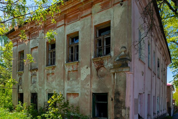 Fasada opuszczonego domu w mieście Zaraysk Rosja