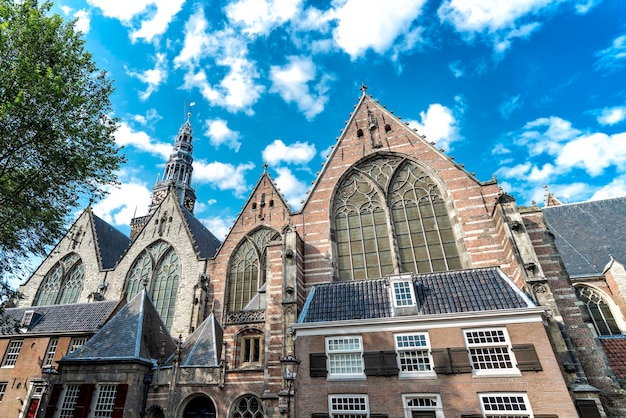 fasada Oude Kerk lub Stary Kościół w Amsterdamie, Holandia.