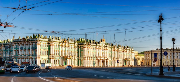 Fasada Pałacu Zimowego i Plac Pałacowy o poranku